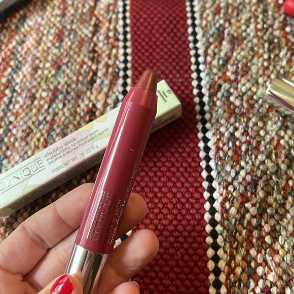 Clinique Chubby Sticks Moisturizing Lib Colour Balm in 07 super strawberry NIB - Picture 6 of 7